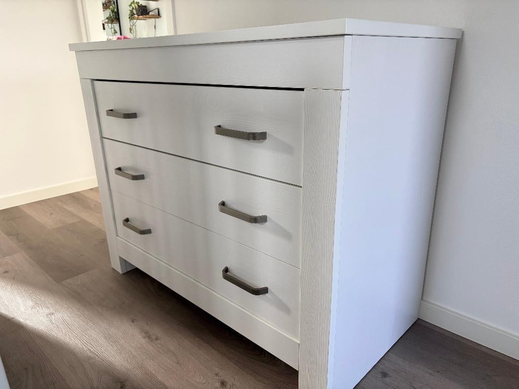 Ledikant (incl. Peuterzijde) & Commode ( Interbaby Ohio wit), Ophalen, Zo goed als nieuw, Jongetje of Meisje