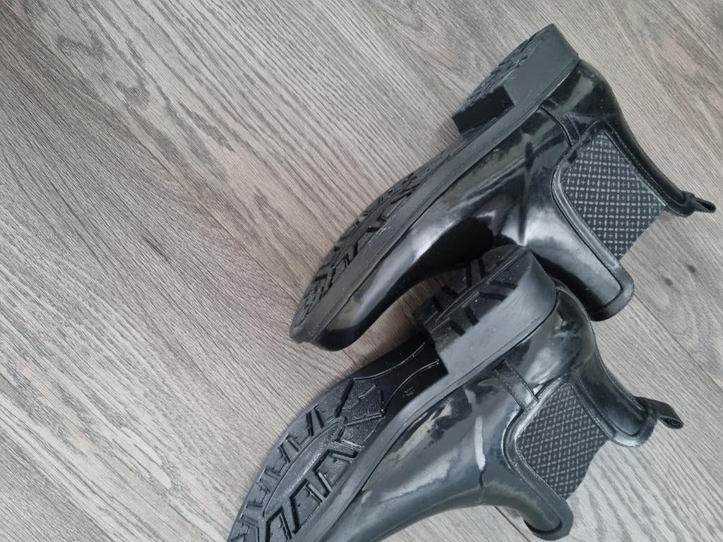 Regenlaars mt 41. LET OP DEZE VALT KLEIN UIT. TE DRAGENMT 39, Ophalen, Zo goed als nieuw, Zwart, Sneakers of Gympen