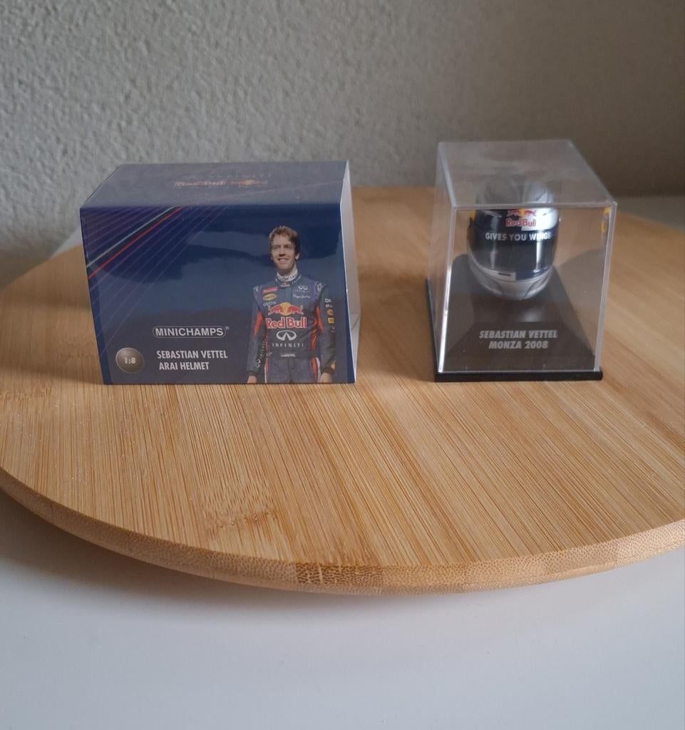 Sebastian Vettel helmen collectie minichamps 1:8 Red Bull., Ophalen of Verzenden, Zo goed als nieuw, Formule 1