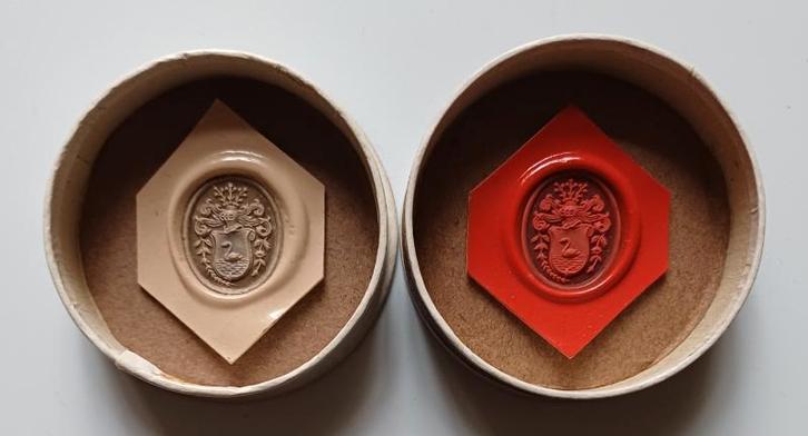 2 Antiek zeldzaam rode en witte lakzegels familiewapen, Antiek en Kunst, Antiek | Kantoor en Zakelijk, Ophalen of Verzenden