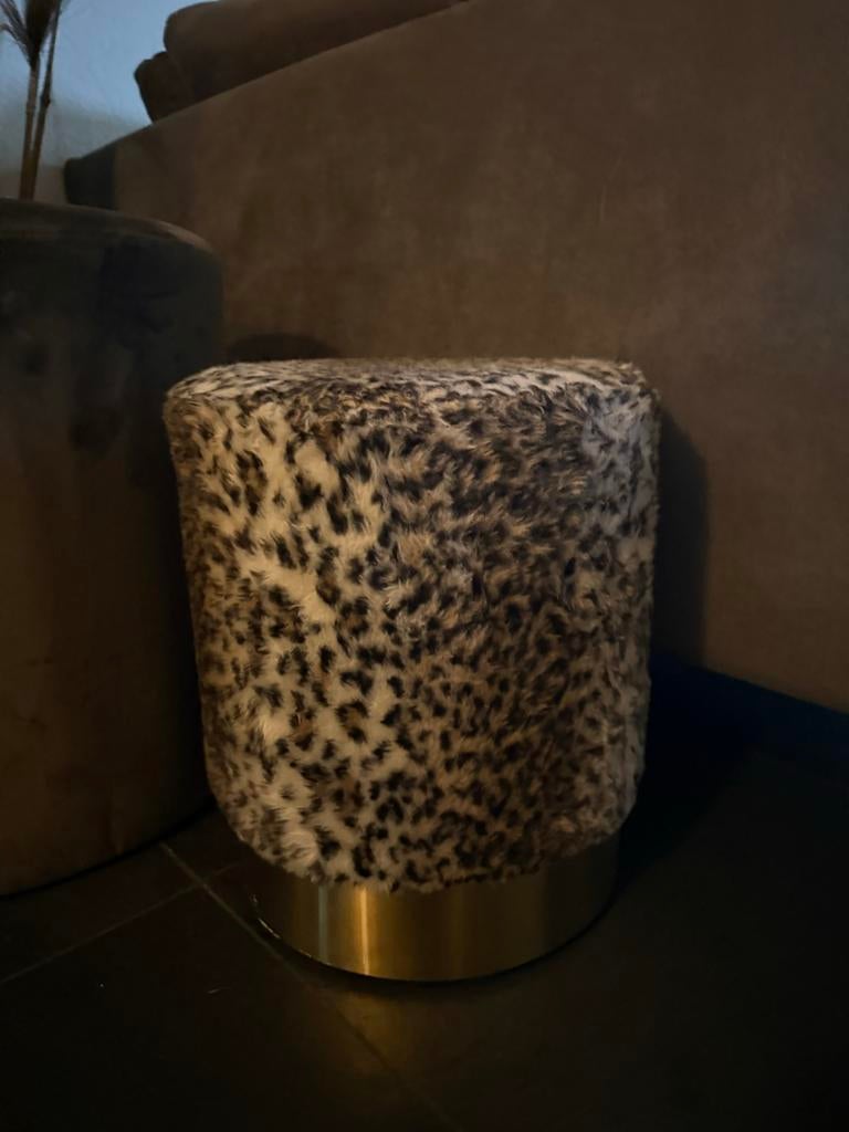 Leuke panterprint fluffy poefje met gouden rand, Minder dan 50 cm, Gebruikt, Rond, Ophalen of Verzenden