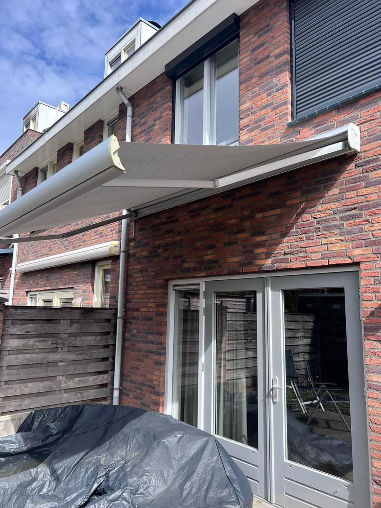 Elektrisch zonnescherm grijs 3.5m breed, z.g.a.n., Tuin en Terras, Zonneschermen, Ophalen, Elektrisch, Zo goed als nieuw, 250 cm tot 450 cm