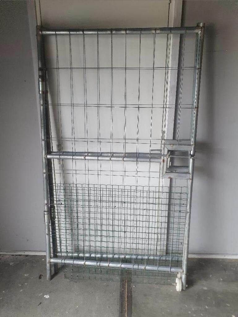 2 Bouwhekken met deuren en wieltjes, incl. 39 beugels, Ophalen of Verzenden, IJzer