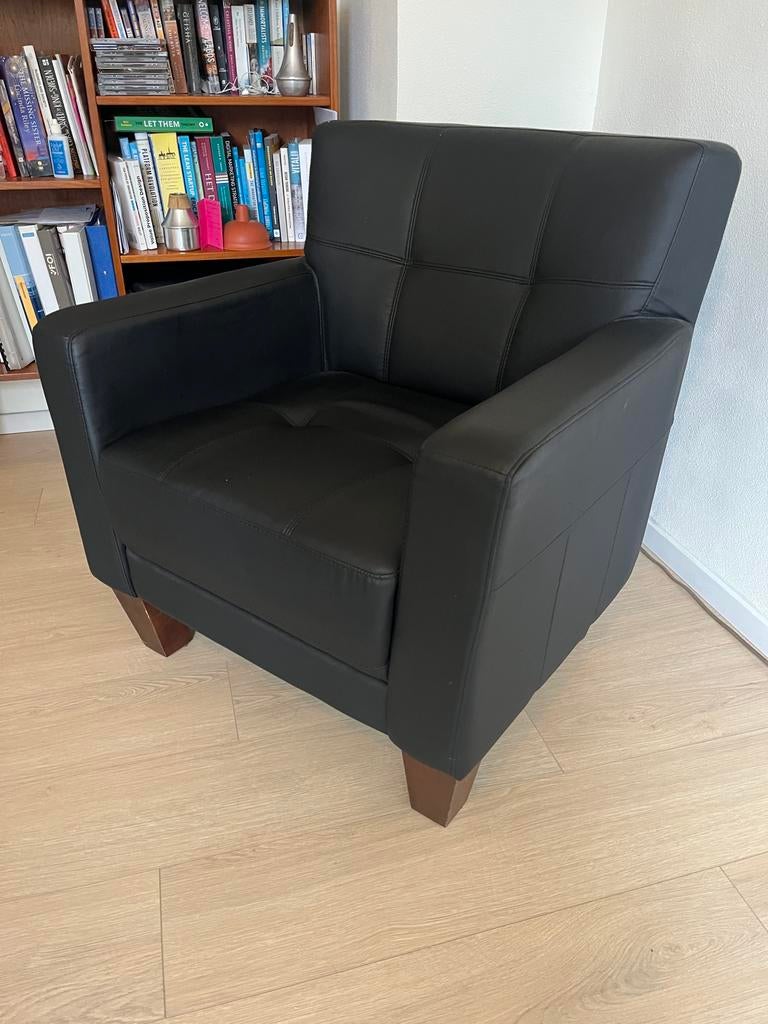 Gratis Zwarte fauteuil van kunstleer, Huis en Inrichting, Fauteuils, Ophalen, Zo goed als nieuw, 50 tot 75 cm, Leer