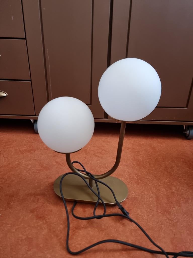 Moderne tafellamp met twee opalen bollen, Modern, Hedendaags, Ophalen of Verzenden, Zo goed als nieuw, Glas
