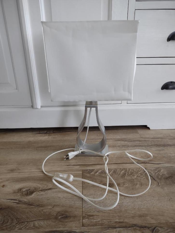Prachtige tafellamp met witte kap, lichtknop. Tafel lamp., Huis en Inrichting, Lampen | Tafellampen, Zo goed als nieuw, Minder dan 50 cm