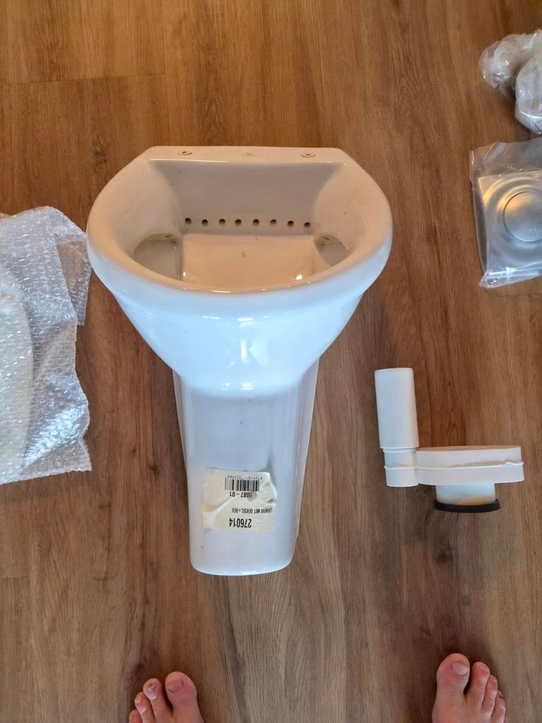 Nieuw urinoir met toebehoren, Ophalen