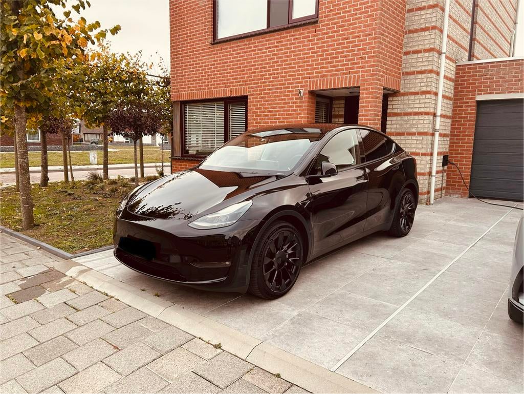 Tesla Model Y 2024 Zwart  trekhaak 78kw 441pk btw aftrekbaar, Auto's, Tesla, Automaat, 495 min, Zwart, Elektrisch