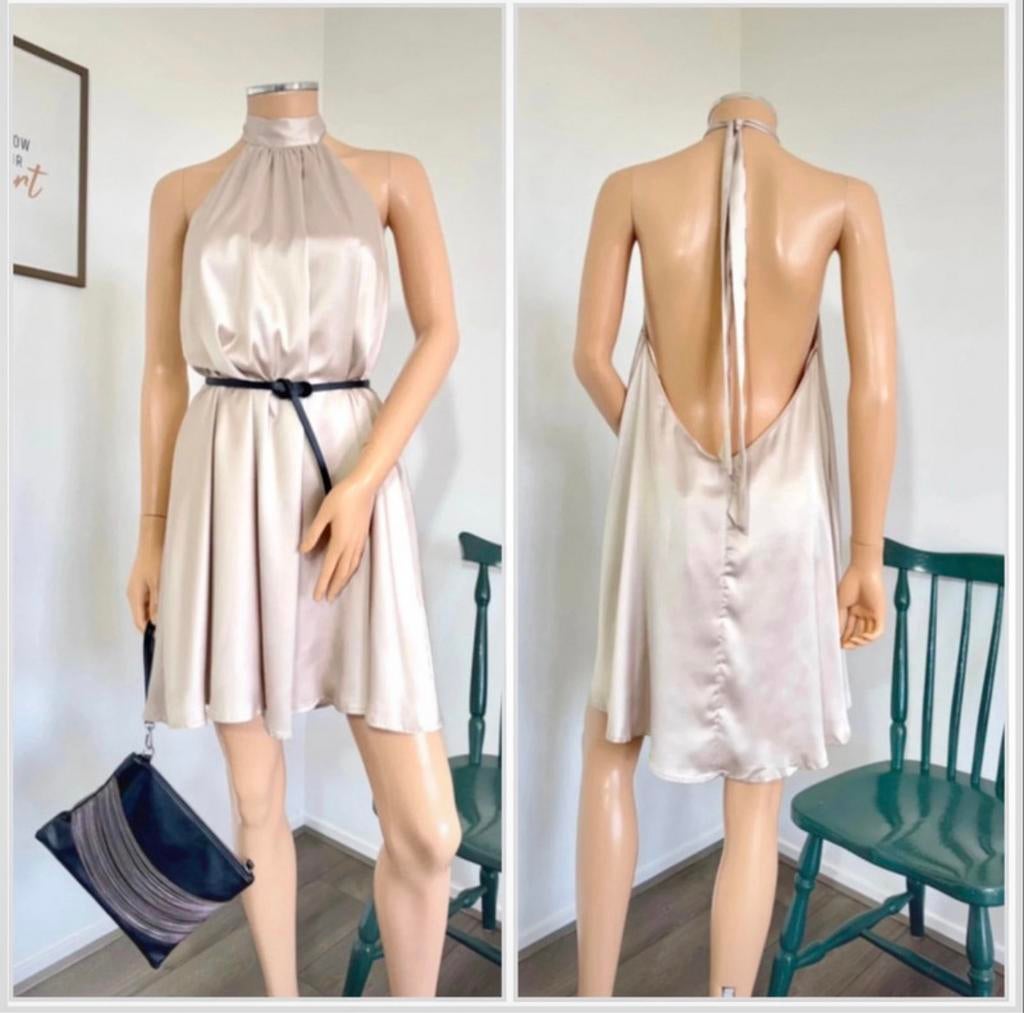 LUC-CE beige satijnen jurkje maat M - NIEUW - open rug, Kleding | Dames, Jurken, Maat 38/40 (M), Beige, Nieuw, Ophalen of Verzenden