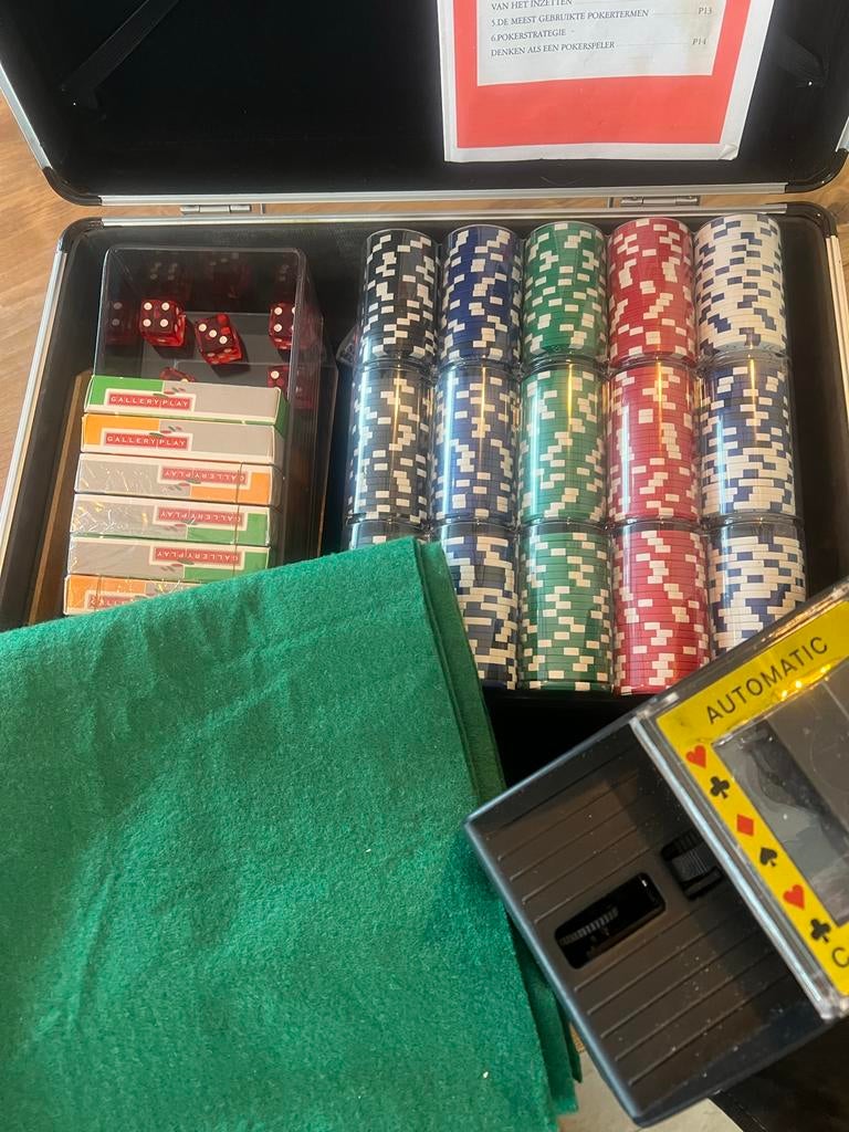 Semi-professioneel Pokerset Compleet met Koffer en Shuffler, Vijf spelers of meer, Ophalen of Verzenden, Gebruikt