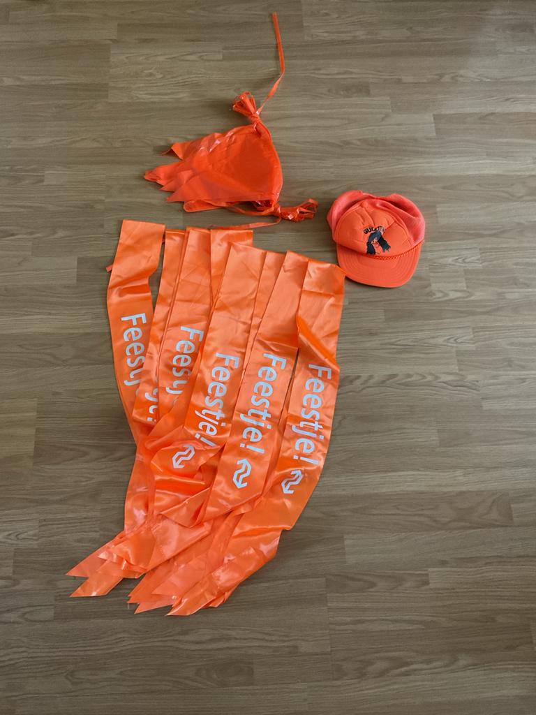Oranje feestpakket: vlaggenlijn, sjerpen, Ruud Gullit pet, Ophalen of Verzenden, Gebruikt, Feestartikel, Oranje of Koningsdag