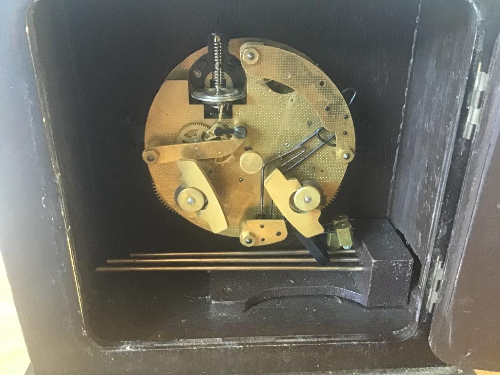 Hermle tafelklokje met zeldzame opwindknopjes, Verzenden