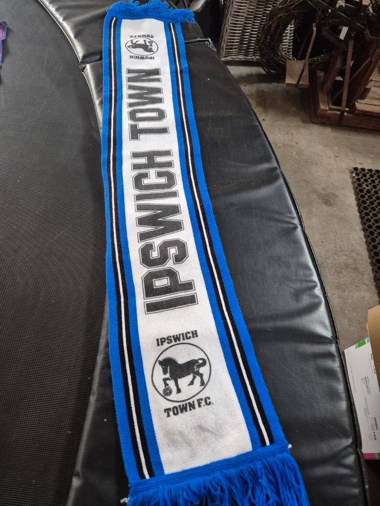 IPWISCH TOWN FC, Verzamelen, Sportartikelen en Voetbal, Ophalen of Verzenden, Zo goed als nieuw, Buitenlandse clubs, Vaantje of Sjaal