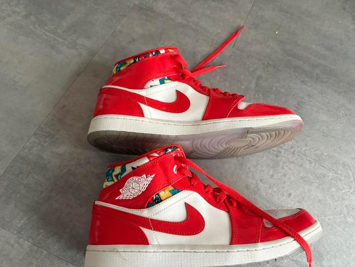Nike Air Jordan 1 Mid rood/wit – maat 44,5, Kleding | Heren, Schoenen, Gedragen, Sneakers of Gympen, Overige kleuren, Verzenden