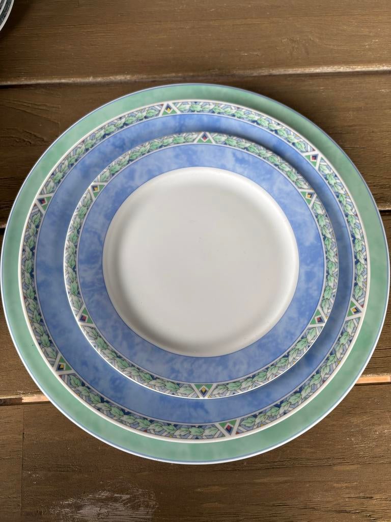Compleet servies met diverse borden, schalen en bekers, Ophalen, Gebruikt, Keramiek, Overige stijlen