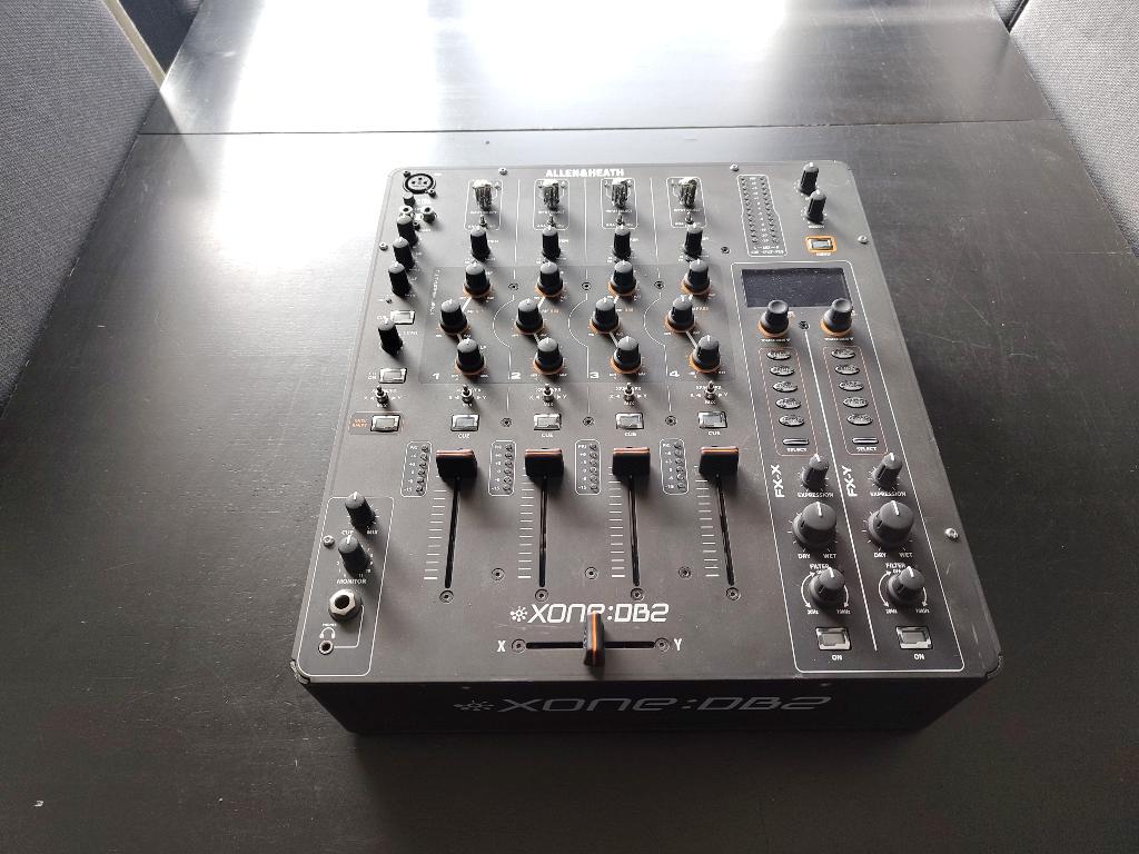 Allen & Heath Xone:DB2 incl. Decksaver, Muziek en Instrumenten, Ophalen of Verzenden, Zo goed als nieuw, Minder dan 5 kanalen