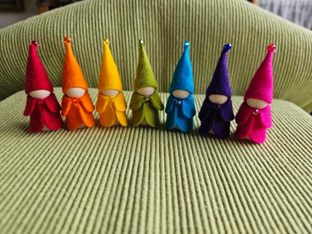 Regenboog kaboutertjes # jaartafel# wolvilt, Hobby en Vrije tijd, Vilt, Ophalen of Verzenden, Nieuw, Figuurtje(s), Wolvilt