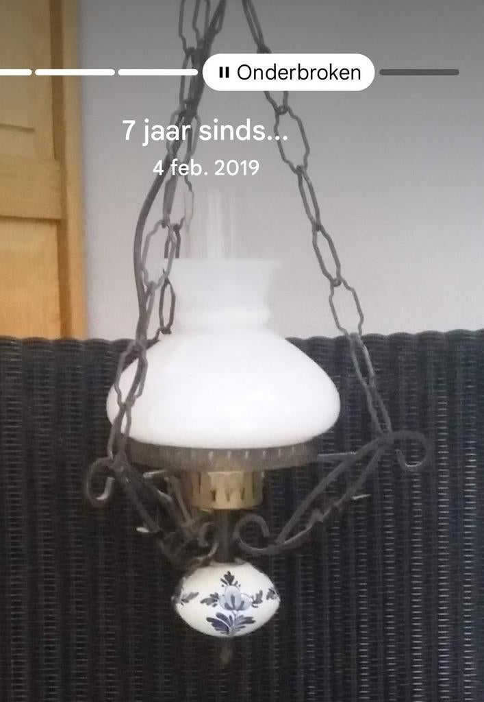 Antieke hanglamp met melkglas en smeedijzer, Huis en Inrichting, Lampen | Hanglampen, Antiek, Klassiek, Rustiek, Gebruikt, 50 tot 75 cm