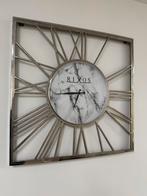 Rixos wandklok zilver met marmerlook, 120x120 cm, Huis en Inrichting, Woonaccessoires | Klokken, Ophalen, Gebruikt, Analoog, Wandklok