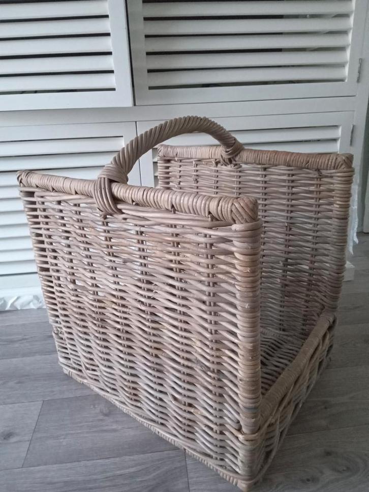 Grote, rotan (lectuur) mand te koop, Huis en Inrichting, Woonaccessoires | Schalen en Manden, Nieuw, Mand, Vierkant, Riet, Ophalen of Verzenden