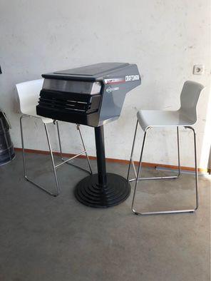 Mooie statafel gemaakt van een trekkerkap, Ophalen, Zo goed als nieuw