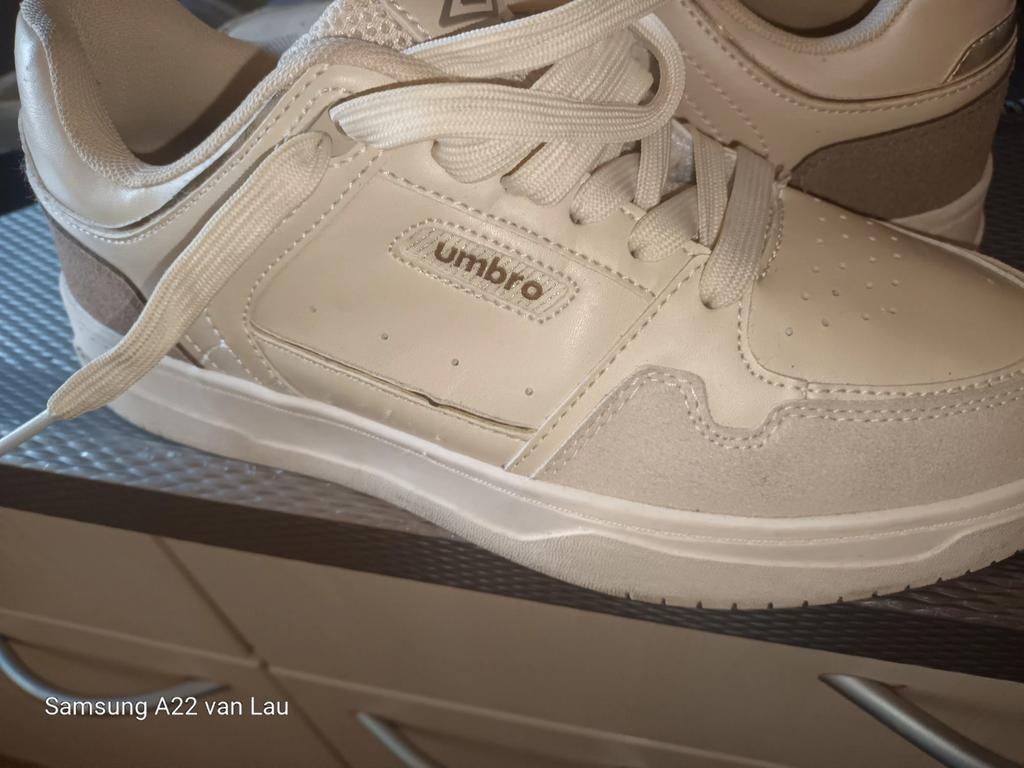 Umbro sportschoenen - Zo goed als nieuw, Ophalen, Umbro, Zo goed als nieuw, Wit