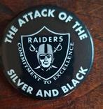 Vintage NFL Las Vegas Raiders Button Pin - 6cm, Ophalen of Verzenden, Gebruikt, Sport, Speldje of Pin