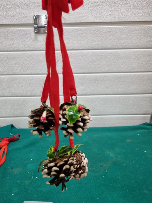 kersthanger dennenappels en hulst, Diversen, Kerst, Ophalen of Verzenden, 'T Olde Gre-j, Info@toldegrej.nl, Endepoelstraat 20f Didam