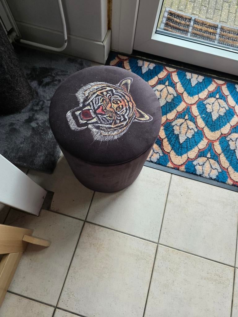 Donkerbruine poef met tijgerprint, Ophalen