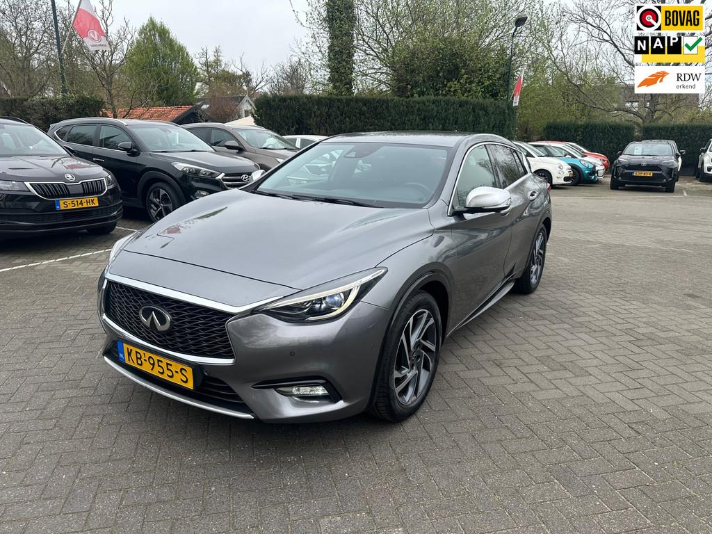 Infiniti Q30 1.6t Premium automaat , leer, navigatie, pdc vo, Auto's, Infiniti, Gebruikt, 700 kg, Bedrijf, Zilver of Grijs