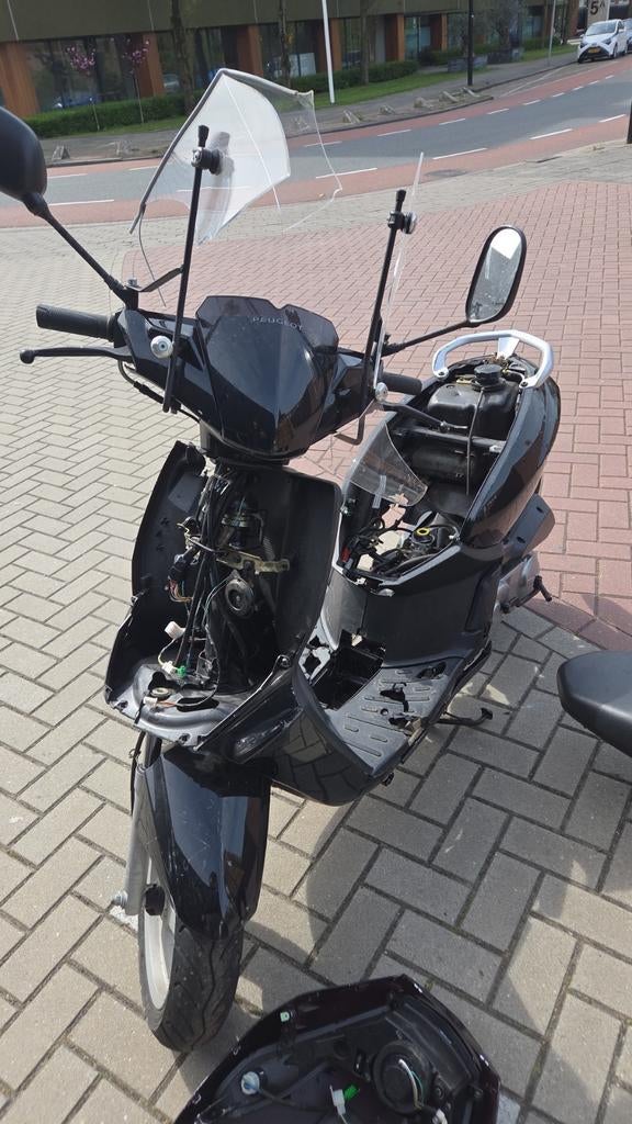 MOET WEG Peugeot Kisbee scooter voor onderdelen of frame, Ophalen of Verzenden