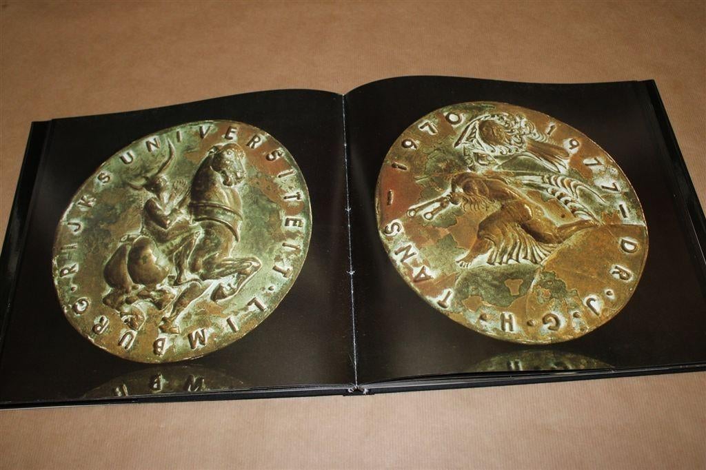 Boek over de werken van Arthur Spronken, beeldhouwer., Ophalen of Verzenden, Zo goed als nieuw