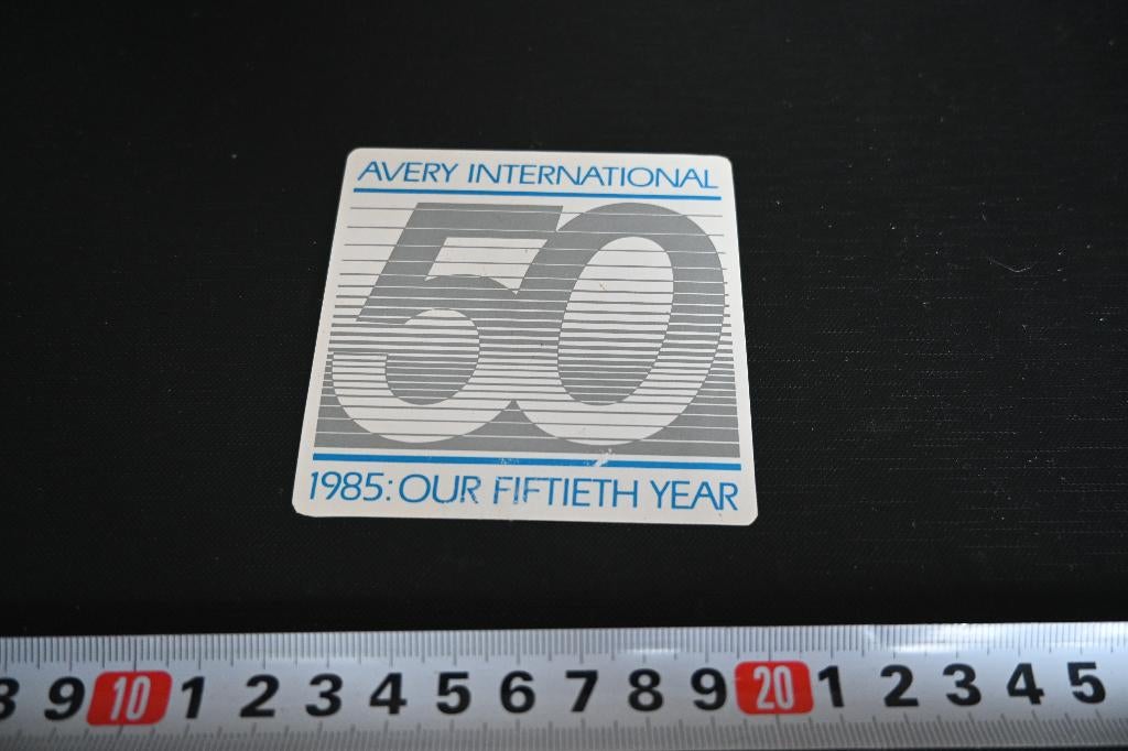 sticker Avery international 50 1985: our fiftieth year, Verzamelen, Ophalen, Zo goed als nieuw