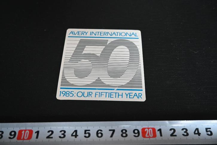 sticker Avery international 50 1985: our fiftieth year, Verzamelen, Stickers, Zo goed als nieuw, Ophalen