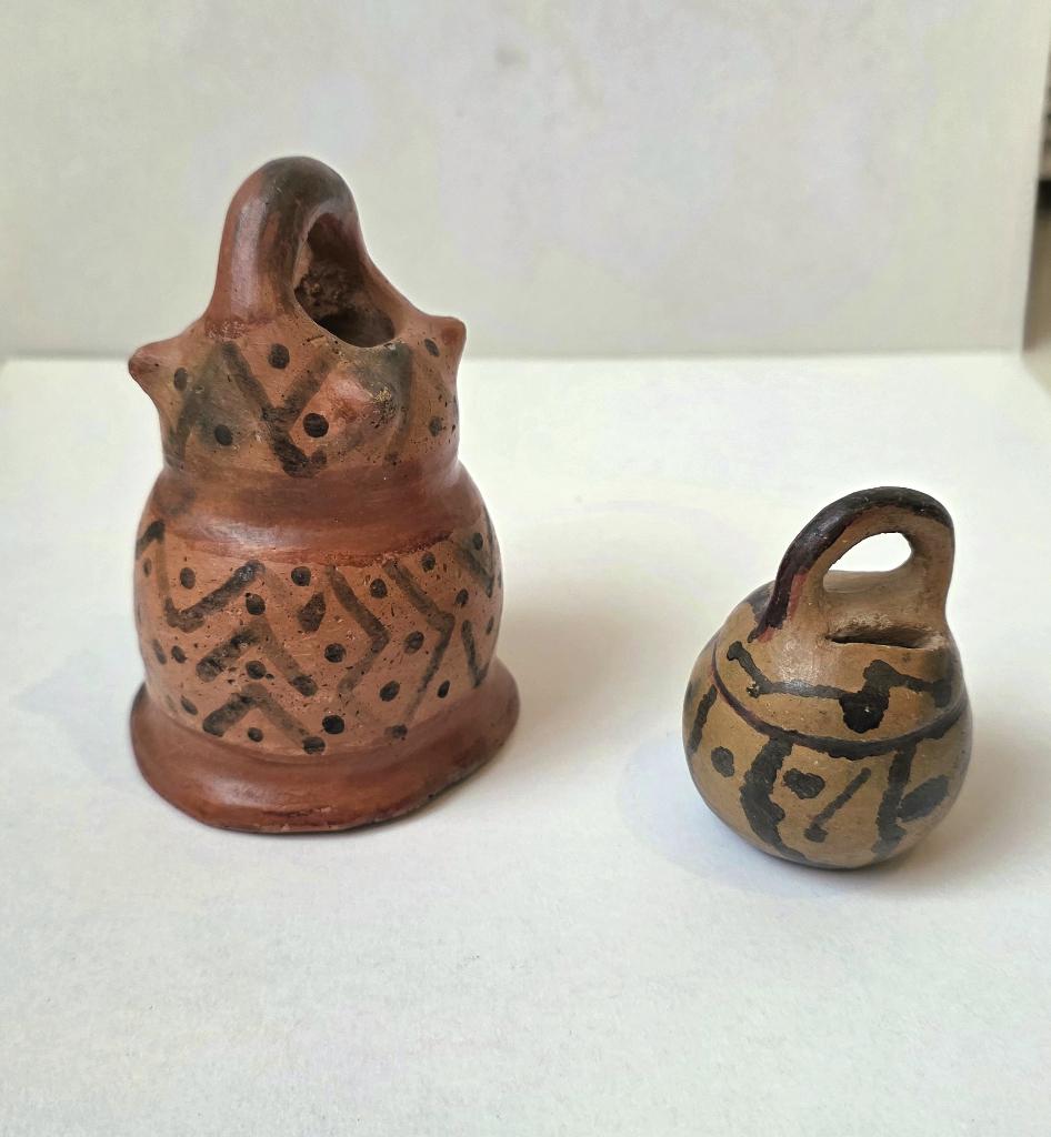 Twee Surinaamse aardewerk hengselpotjes, Ophalen of Verzenden