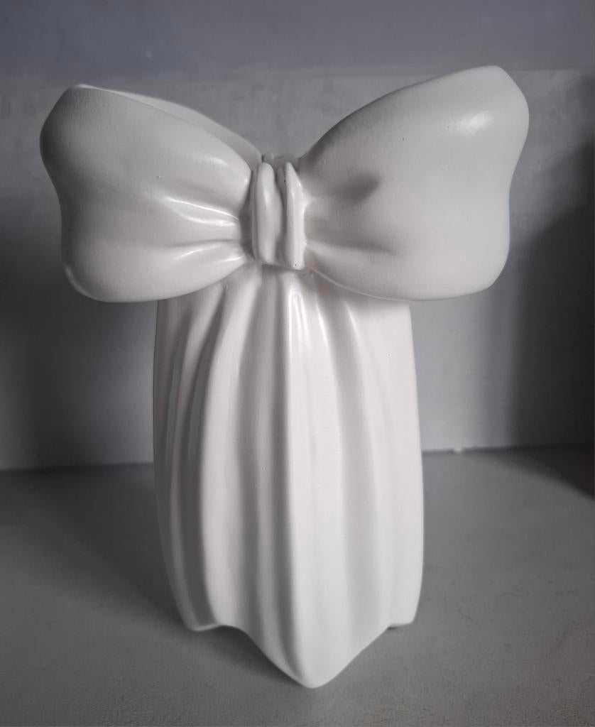 Witte crème vaas in de vorm van een strik, Wit, Aardewerk of Porselein, Ophalen of Verzenden, Zo goed als nieuw