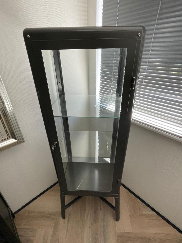 Metalen vitrinekast met glazen planken, Ophalen, Minder dan 50 cm, Gebruikt, Minder dan 25 cm