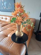 Gouden vaas met oranje kunstbloemen en eucalyptus, Overige materialen, Overige kleuren, 50 tot 75 cm, Ophalen of Verzenden