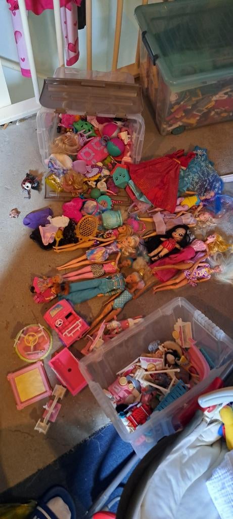 Barbies en losse spulletjes, Kinderen en Baby's, Speelgoed | Poppen, Ophalen, Gebruikt, Barbie