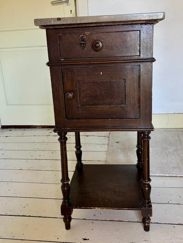 Mooi bijzettafeltje of nachtkastje, Antiek en Kunst, Antiek | Meubels | Kasten, Ophalen