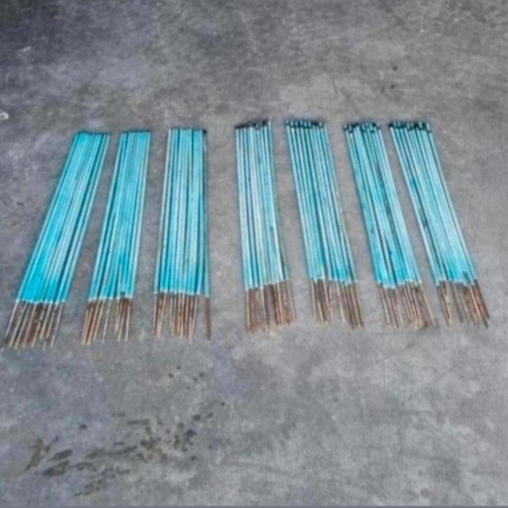 Circa 70 weidepaaltjes afzetpaaltjes