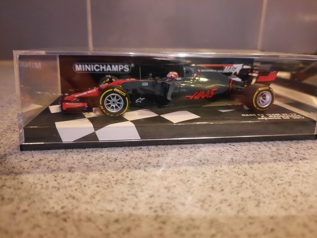 Haas Ferrari F1 Spanje 2017 Kevin Magnussen minichamps 1:43, Ophalen, Zo goed als nieuw, Auto, MiniChamps