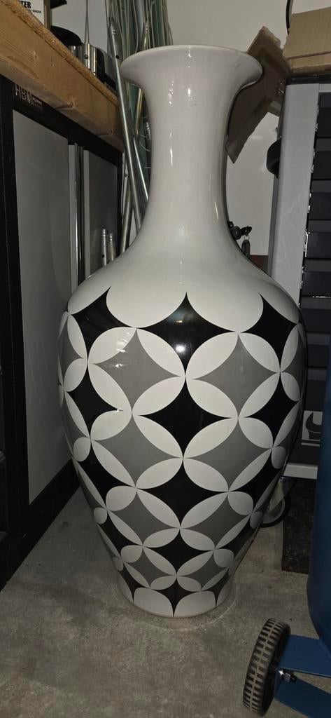 Prachtige grote vaas met modern patroon, Ophalen, Wit, Aardewerk of Porselein, Zo goed als nieuw