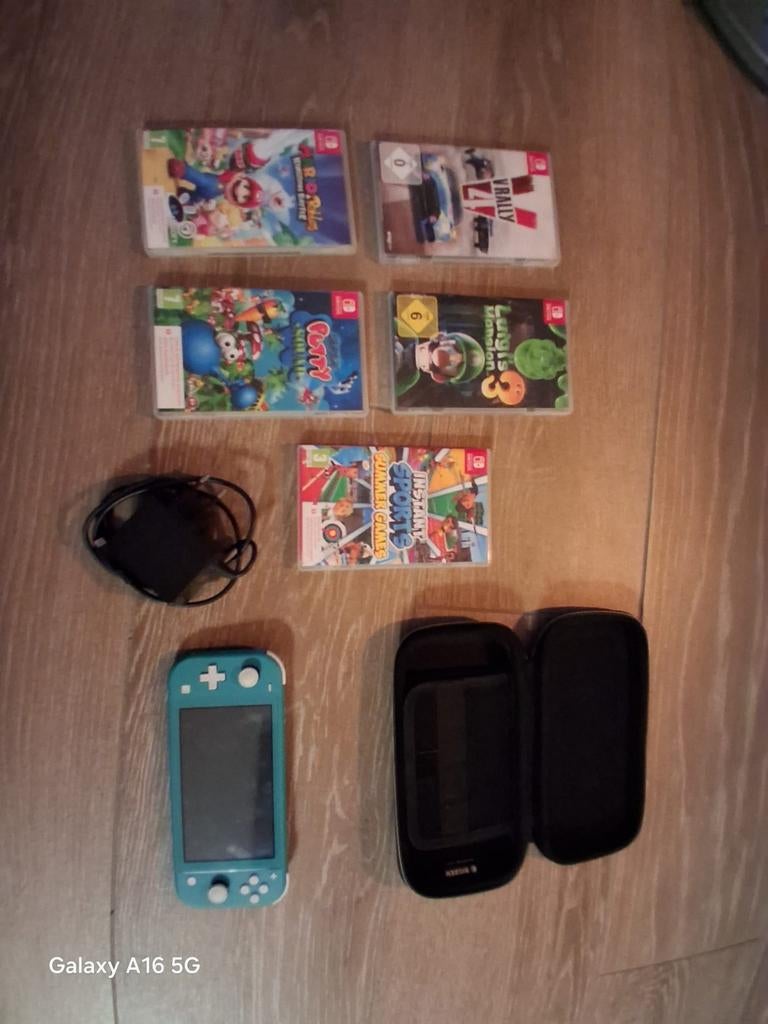 Nintendo Switch Lite met 5 spellen en hoesje, Spelcomputers en Games, Spelcomputers | Nintendo Switch, Zo goed als nieuw, Met games