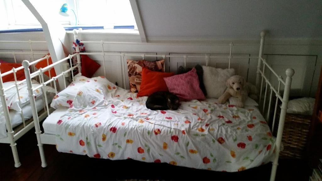 Te koop 2 witte metalen Ikea éénpersoons bedden, Ophalen, Eenpersoons, Wit, Zo goed als nieuw