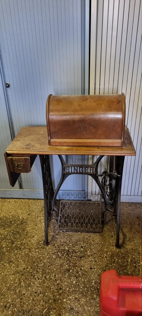 Antieke Singer Naaimachine met Houten/gietijzer Tafel en Kap, Ophalen