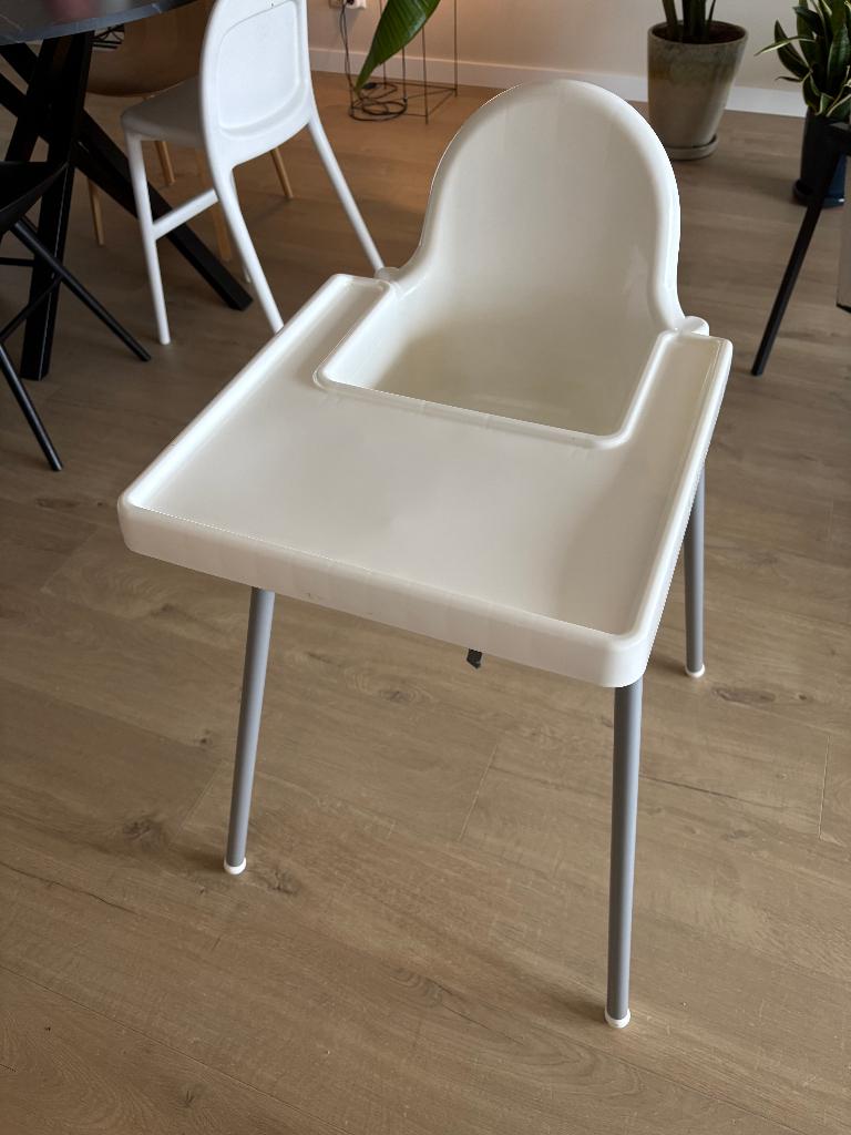 Ikea hoge kinderstoel met blad, wit/wit, Kinderen en Baby's, Kinderstoelen, Ophalen, Zo goed als nieuw, Overige typen, Gordel(s)