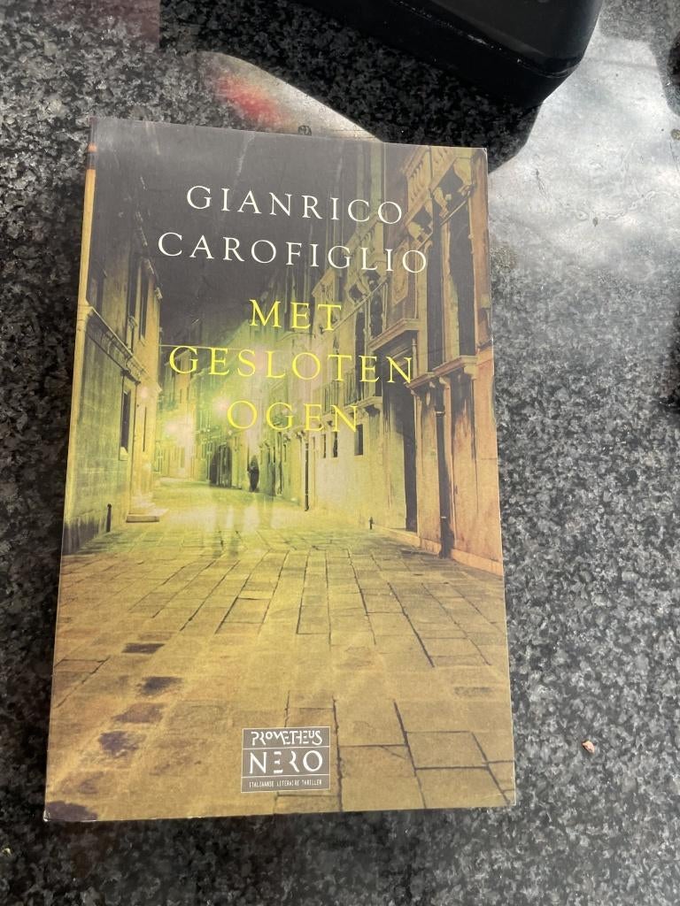 Met gesloten ogen / gianrico carofiglio, Ophalen of Verzenden, Zo goed als nieuw