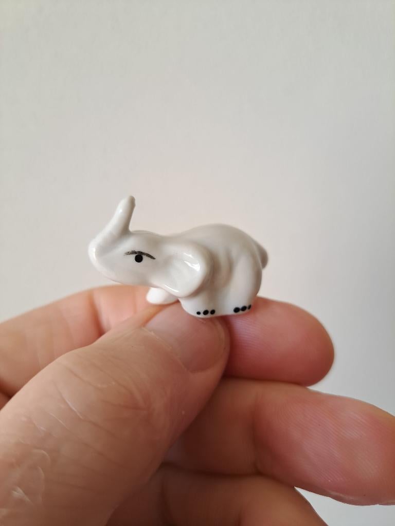 Mini olifant, porseleinen 4x1.5x2.5cm, Ophalen of Verzenden, Zo goed als nieuw, Decoratie