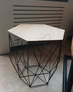 Moderne bijzettafel met geometrisch metalen onderstel, Minder dan 45 cm, Minder dan 55 cm, Ophalen of Verzenden, Overige vormen